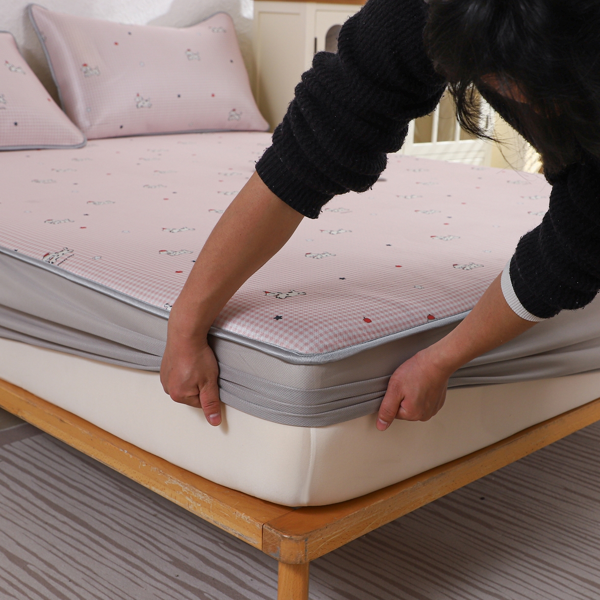 91家纺网 家纺一手货源 找家纺 小萌虎 2026新款碳光冰丝凉席床笠款拍法二 斑点狗-粉