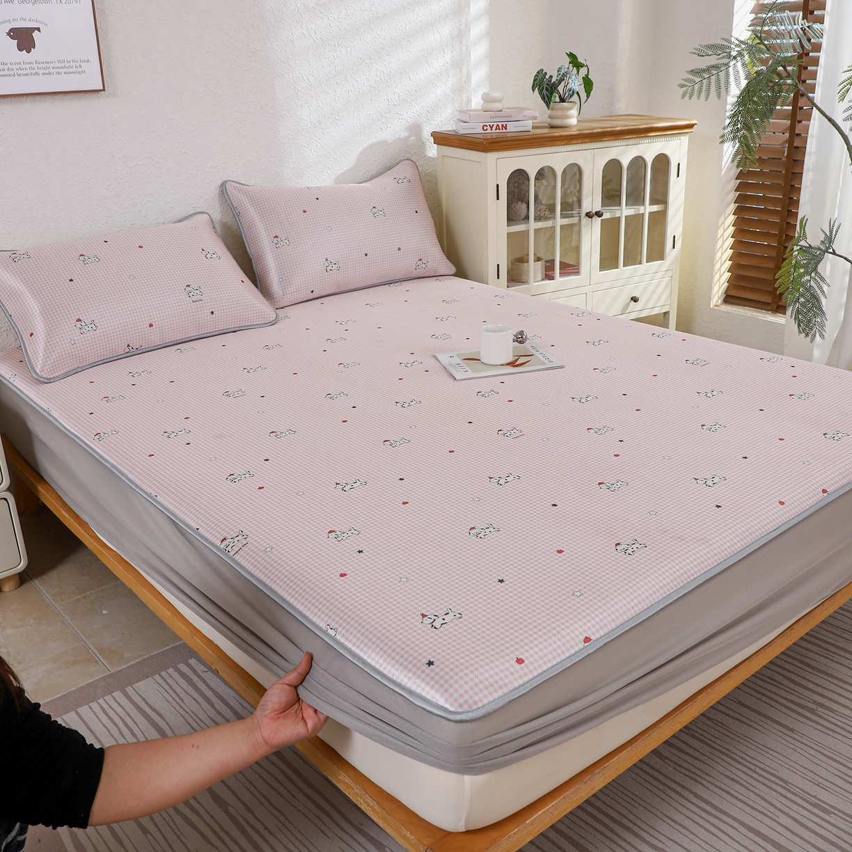 91家纺网 家纺一手货源 找家纺 小萌虎 2026新款碳光冰丝凉席床笠款拍法二 斑点狗-粉