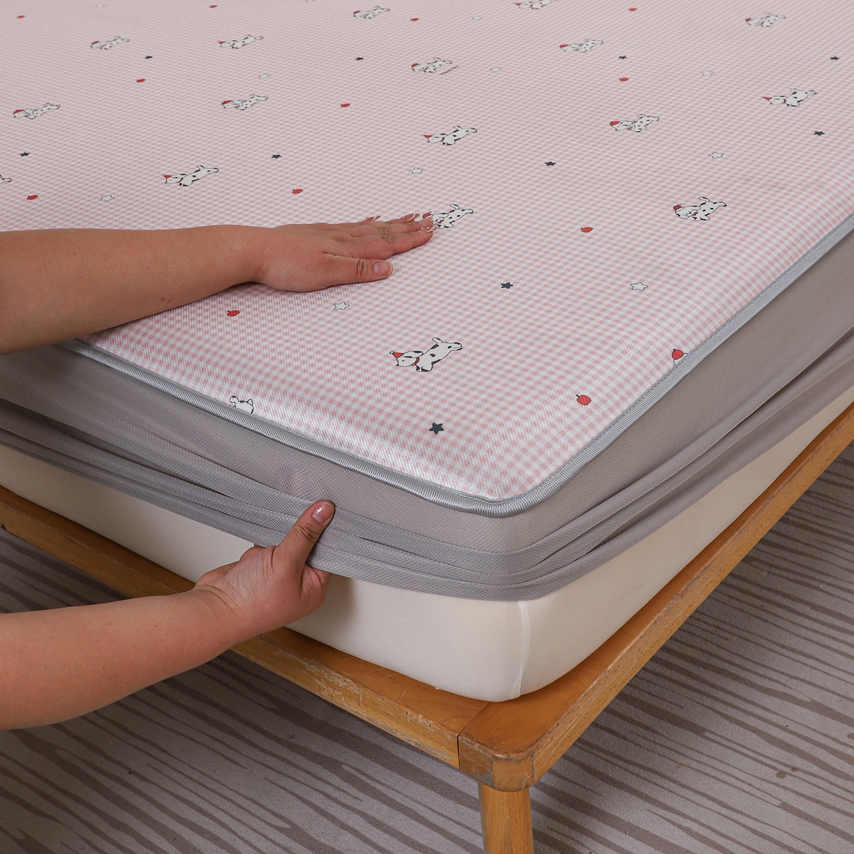 91家纺网 家纺一手货源 找家纺 小萌虎 2026新款碳光冰丝凉席床笠款拍法二 斑点狗-粉