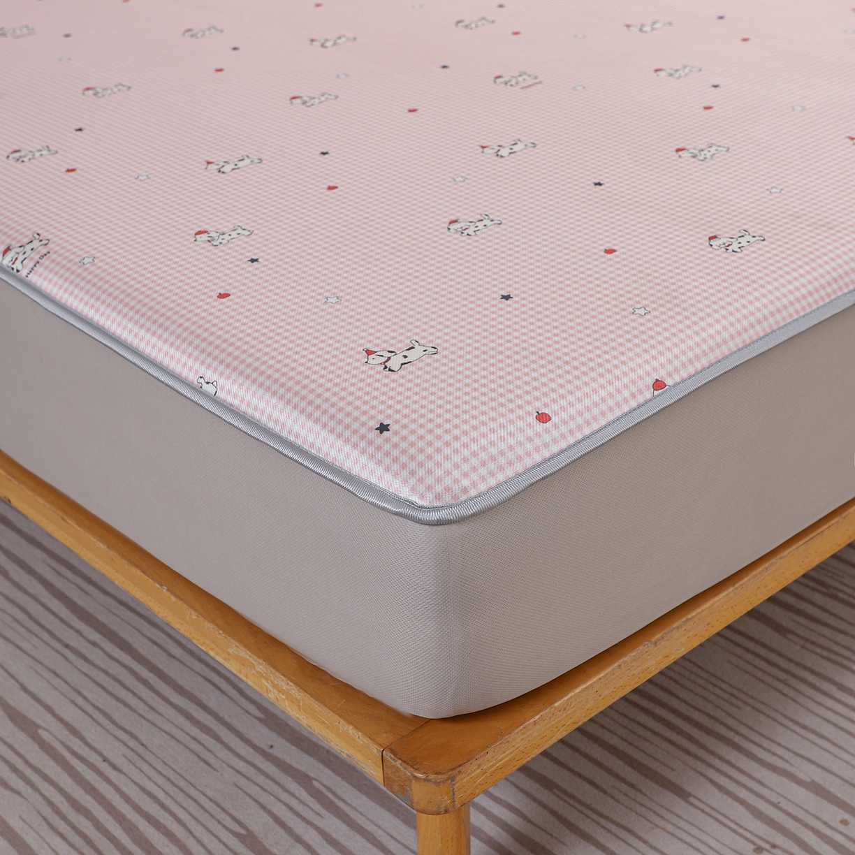 91家纺网 家纺一手货源 找家纺 小萌虎 2026新款碳光冰丝凉席床笠款拍法二 斑点狗-粉