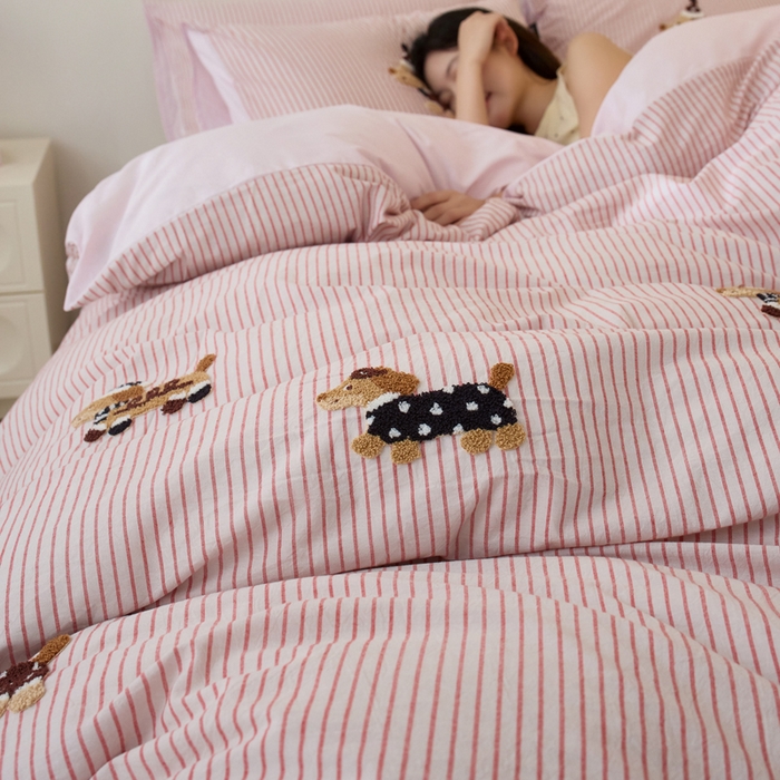 91家纺网 家纺一手货源 找家纺 卡姿家纺 全棉色织水洗棉毛巾绣四件套—小狗约克 小狗约克-粉细条纹