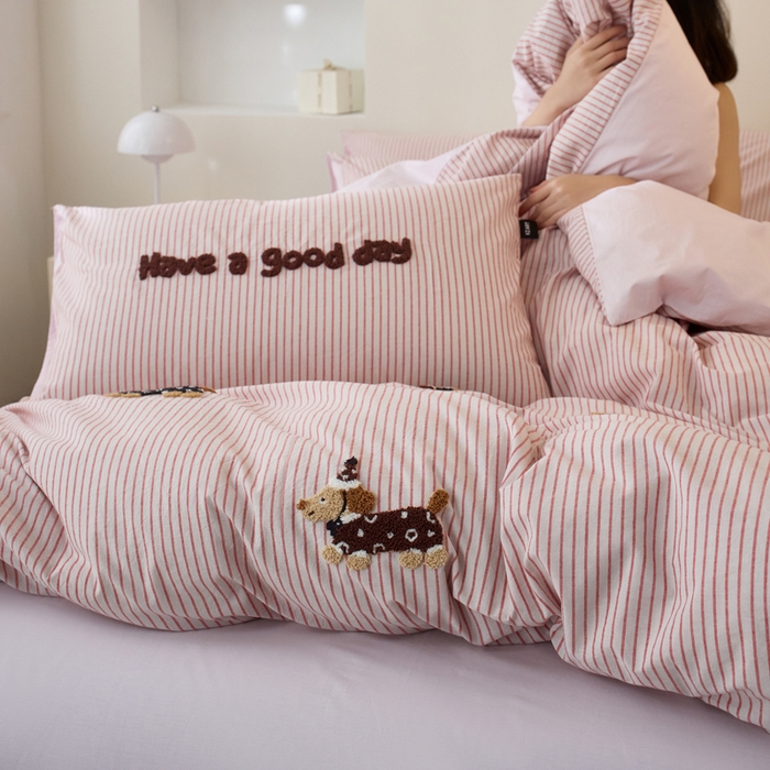 91家纺网 家纺一手货源 找家纺 卡姿家纺 全棉色织水洗棉毛巾绣四件套—小狗约克 小狗约克-粉细条纹