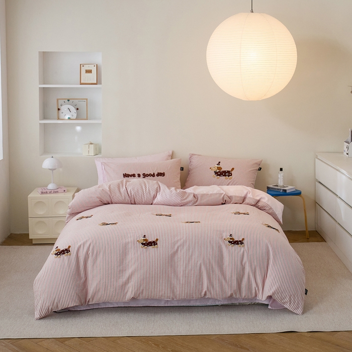 91家纺网 家纺一手货源 找家纺 卡姿家纺 全棉色织水洗棉毛巾绣四件套—小狗约克 小狗约克-粉细条纹