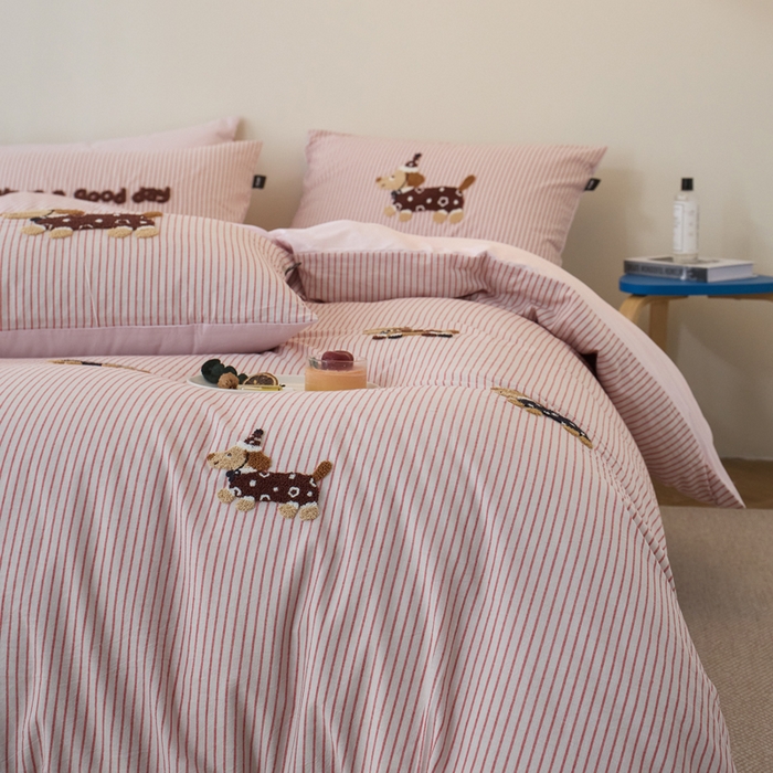 91家纺网 家纺一手货源 找家纺 卡姿家纺 全棉色织水洗棉毛巾绣四件套—小狗约克 小狗约克-粉细条纹