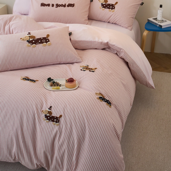 91家纺网 家纺一手货源 找家纺 卡姿家纺 全棉色织水洗棉毛巾绣四件套—小狗约克 小狗约克-粉细条纹