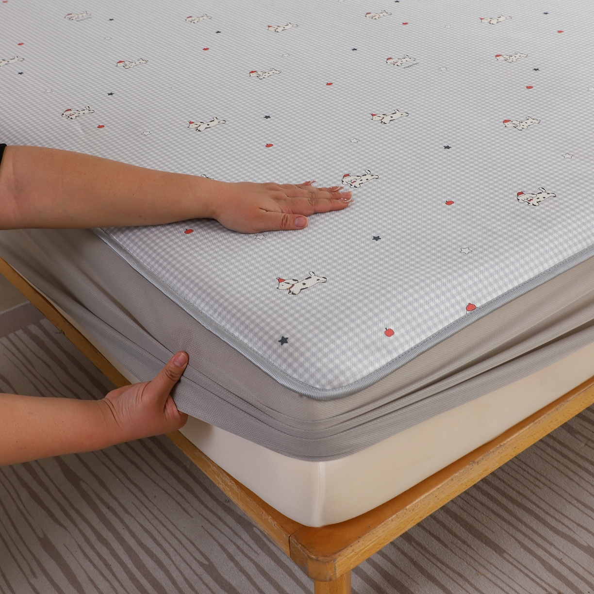 91家纺网 家纺一手货源 找家纺 小萌虎 2026新款碳光冰丝凉席床笠款拍法二 斑点狗-灰