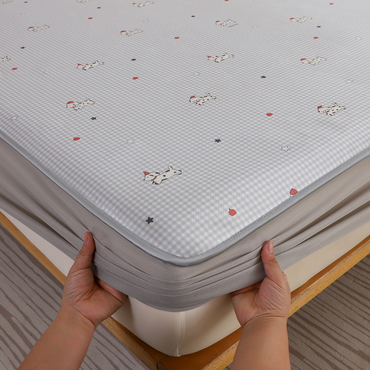 91家纺网 家纺一手货源 找家纺 小萌虎 2026新款碳光冰丝凉席床笠款拍法二 斑点狗-灰