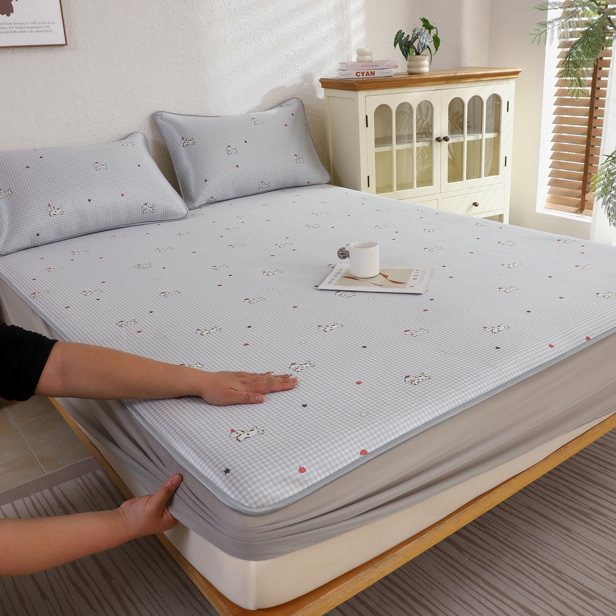 91家纺网 家纺一手货源 找家纺 小萌虎 2026新款碳光冰丝凉席床笠款拍法二 斑点狗-灰