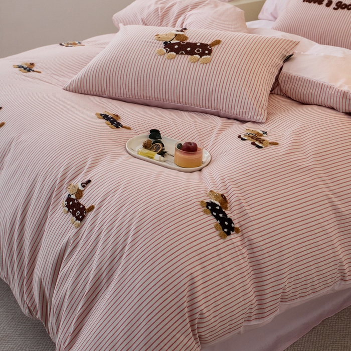 91家纺网 家纺一手货源 找家纺 卡姿家纺 全棉色织水洗棉毛巾绣四件套—小狗约克 小狗约克-粉细条纹