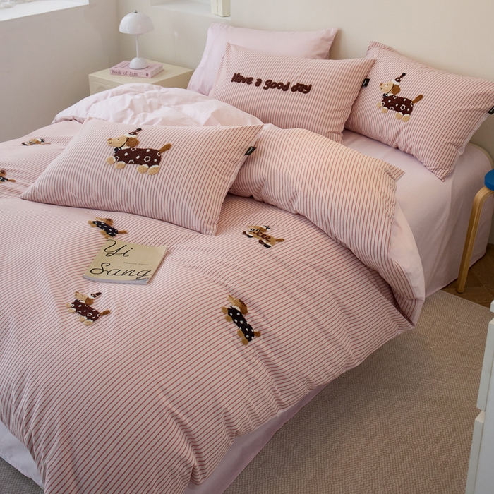 91家纺网 家纺一手货源 找家纺 卡姿家纺 全棉色织水洗棉毛巾绣四件套—小狗约克 小狗约克-粉细条纹