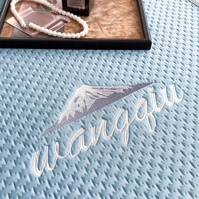 91家纺网 家纺一手货源 找家纺 人人爱家纺 2026新款冰豆豆刺绣软凉席 富士山-水蓝