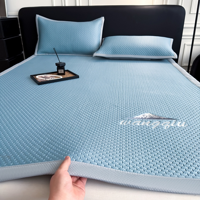 91家纺网 家纺一手货源 找家纺 人人爱家纺 2026新款冰豆豆刺绣软凉席 富士山-水蓝