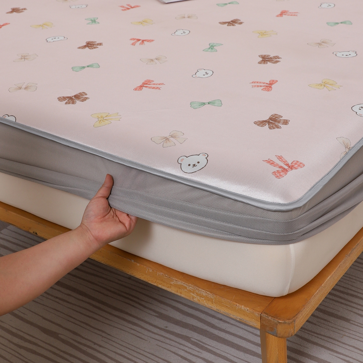 91家纺网 家纺一手货源 找家纺 小萌虎 2026新款碳光冰丝凉席床笠款拍法二 蝴蝶结小熊