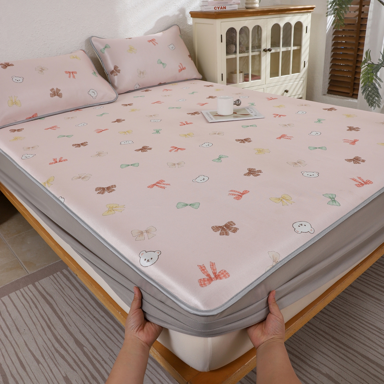 91家纺网 家纺一手货源 找家纺 小萌虎 2026新款碳光冰丝凉席床笠款拍法二 蝴蝶结小熊