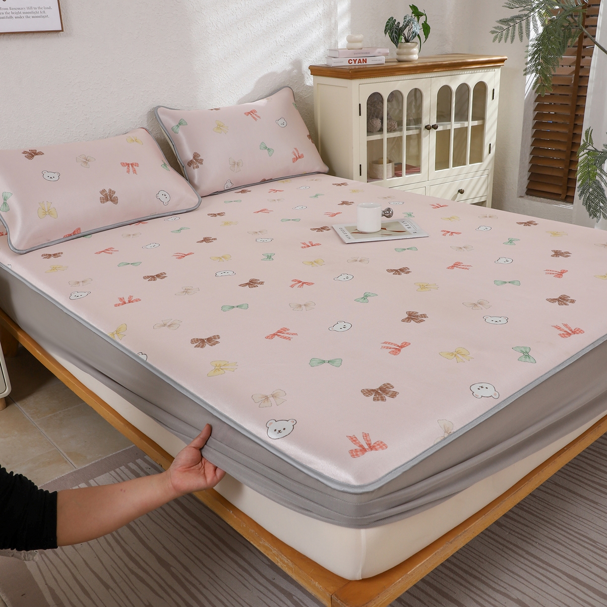 91家纺网 家纺一手货源 找家纺 小萌虎 2026新款碳光冰丝凉席床笠款拍法二 蝴蝶结小熊