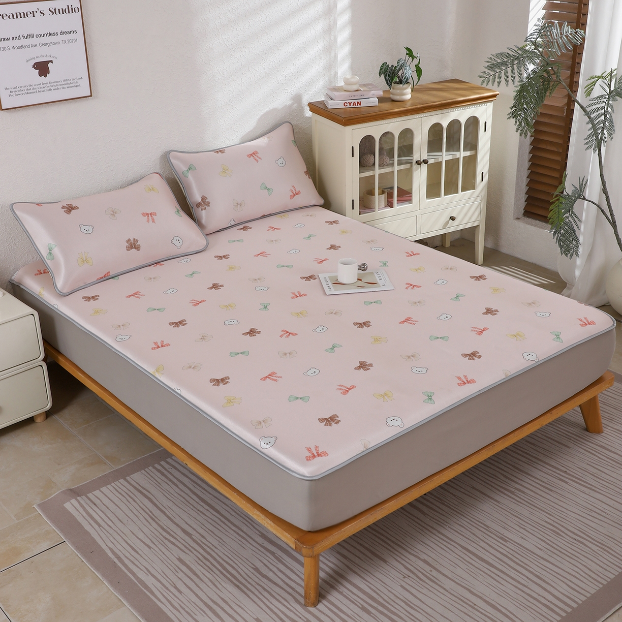 91家纺网 家纺一手货源 找家纺 小萌虎 2026新款碳光冰丝凉席床笠款拍法二 蝴蝶结小熊