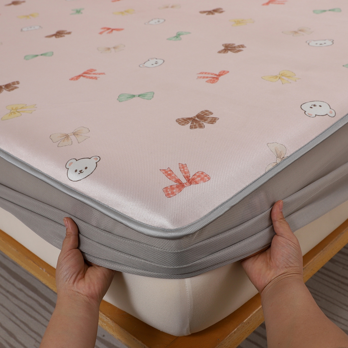 91家纺网 家纺一手货源 找家纺 小萌虎 2026新款碳光冰丝凉席床笠款拍法二 蝴蝶结小熊