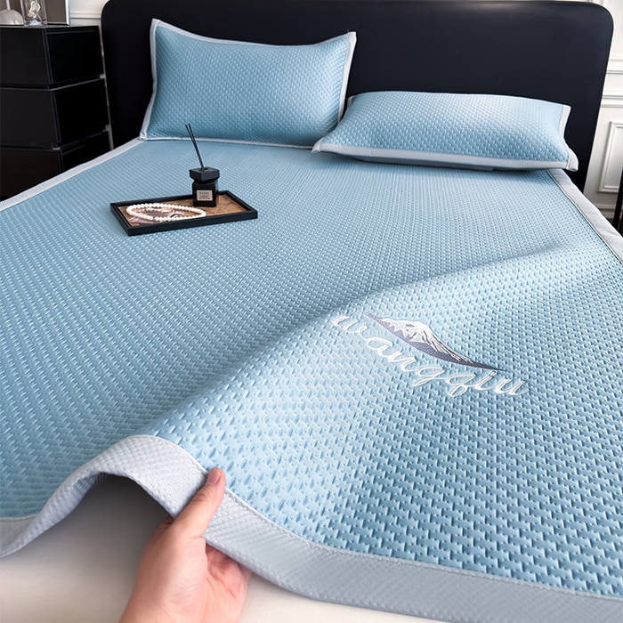 91家纺网 家纺一手货源 找家纺 人人爱家纺 2026新款冰豆豆刺绣软凉席 富士山-水蓝