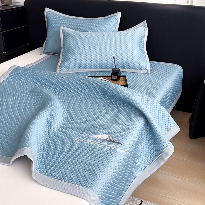 91家纺网 家纺一手货源 找家纺 人人爱家纺 2026新款冰豆豆刺绣软凉席 富士山-水蓝