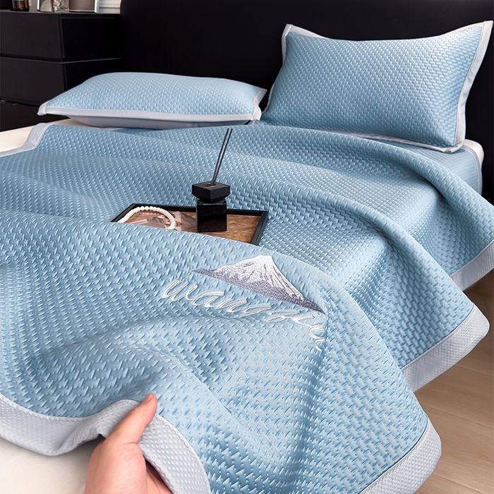 91家纺网 家纺一手货源 找家纺 人人爱家纺 2026新款冰豆豆刺绣软凉席 富士山-水蓝