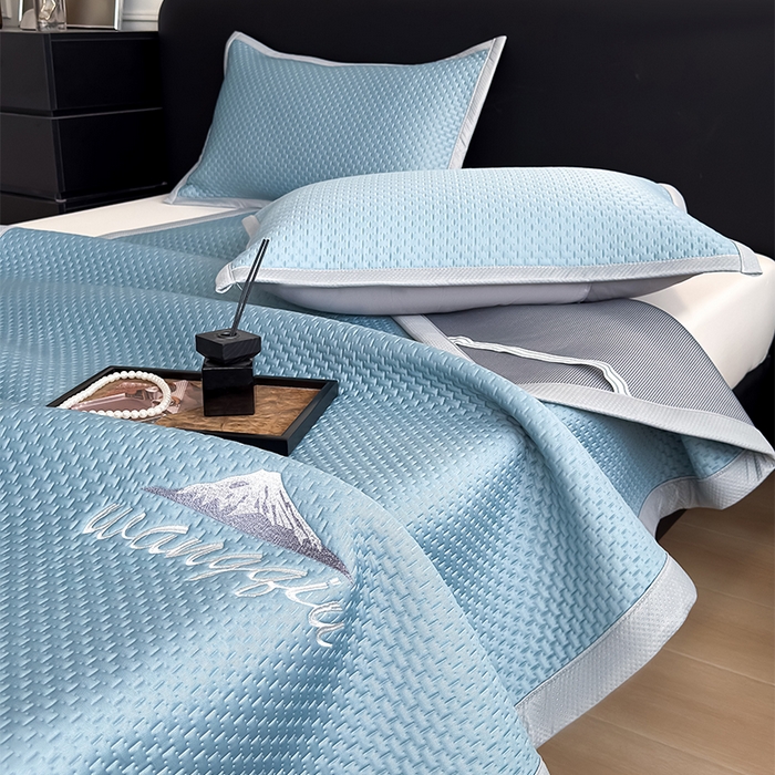 91家纺网 家纺一手货源 找家纺 人人爱家纺 2026新款冰豆豆刺绣软凉席 富士山-水蓝