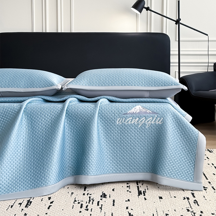 91家纺网 家纺一手货源 找家纺 人人爱家纺 2026新款冰豆豆刺绣软凉席 富士山-水蓝