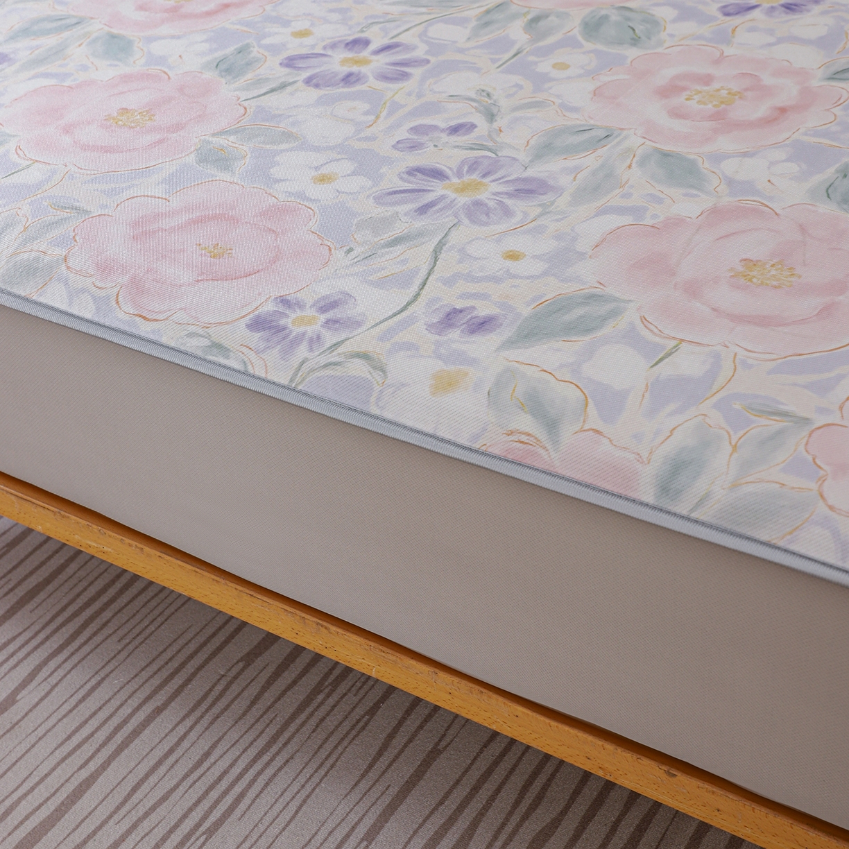 91家纺网 家纺一手货源 找家纺 小萌虎 2026新款碳光冰丝凉席床笠款拍法二 花田