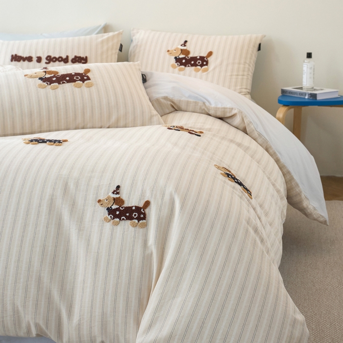 91家纺网 家纺一手货源 找家纺 卡姿家纺 全棉色织水洗棉毛巾绣四件套—小狗约克 小狗约克-卡其条纹