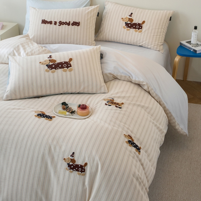 91家纺网 家纺一手货源 找家纺 卡姿家纺 全棉色织水洗棉毛巾绣四件套—小狗约克 小狗约克-卡其条纹