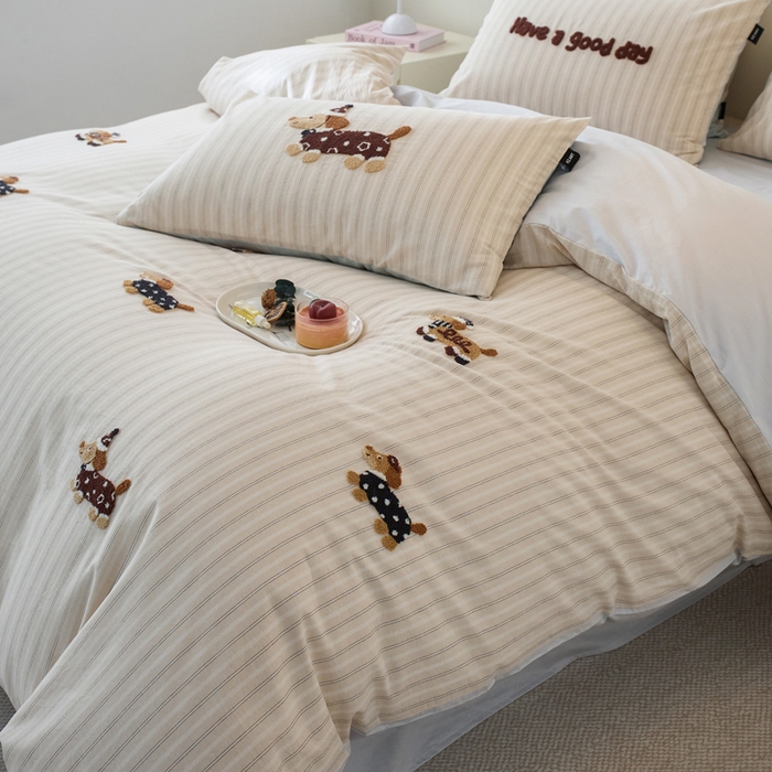 91家纺网 家纺一手货源 找家纺 卡姿家纺 全棉色织水洗棉毛巾绣四件套—小狗约克 小狗约克-卡其条纹