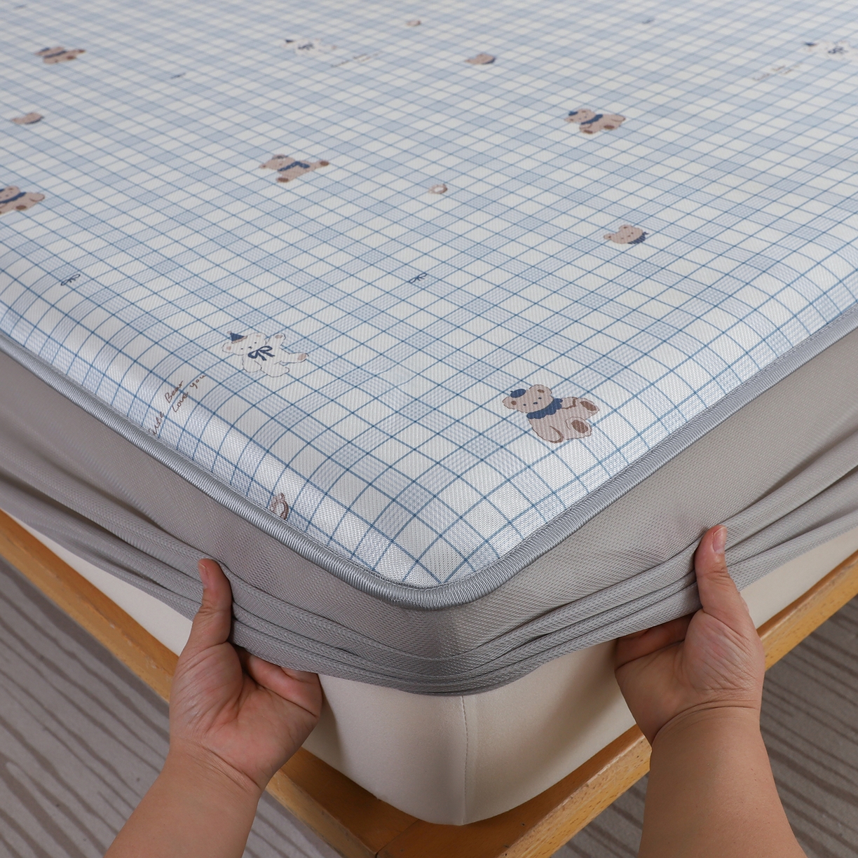 91家纺网 家纺一手货源 找家纺 小萌虎 2026新款碳光冰丝凉席床笠款拍法二 蓝格小熊