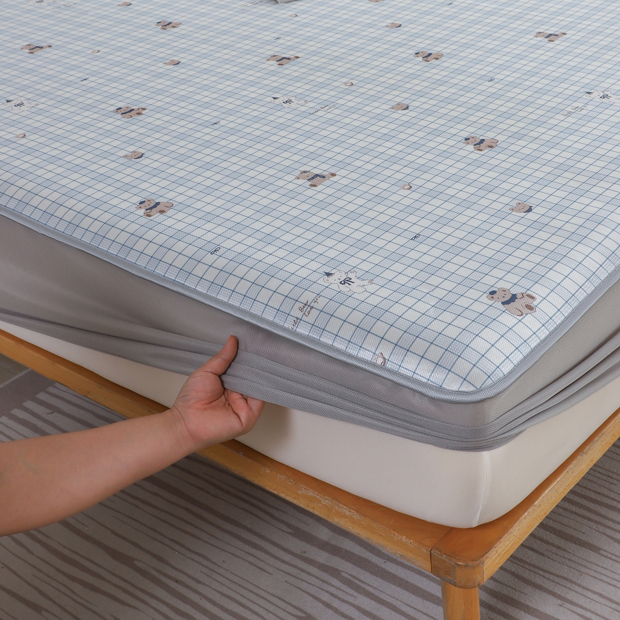 91家纺网 家纺一手货源 找家纺 小萌虎 2026新款碳光冰丝凉席床笠款拍法二 蓝格小熊