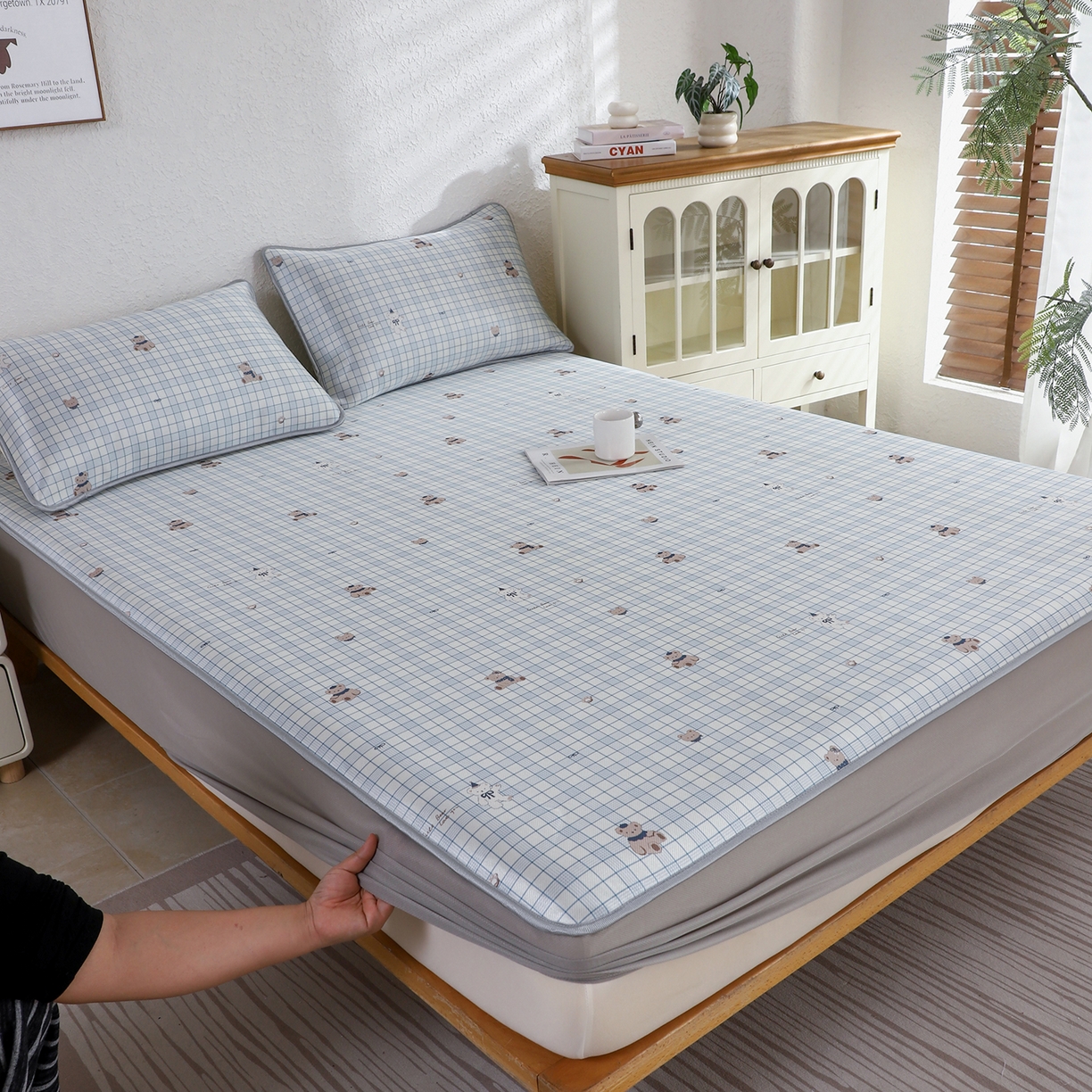 91家纺网 家纺一手货源 找家纺 小萌虎 2026新款碳光冰丝凉席床笠款拍法二 蓝格小熊