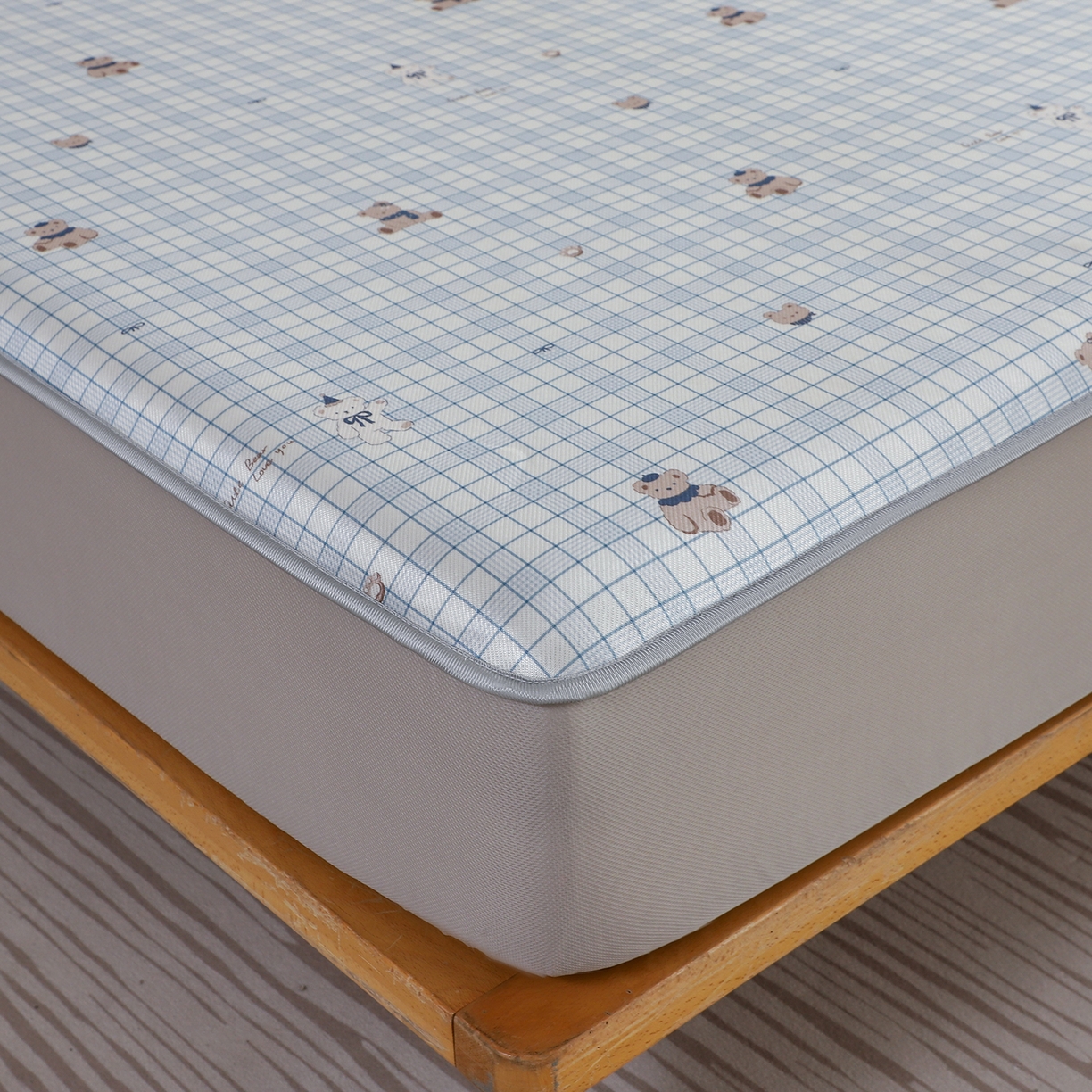 91家纺网 家纺一手货源 找家纺 小萌虎 2026新款碳光冰丝凉席床笠款拍法二 蓝格小熊