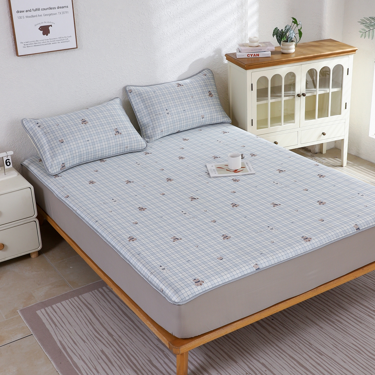 91家纺网 家纺一手货源 找家纺 小萌虎 2026新款碳光冰丝凉席床笠款拍法二 蓝格小熊