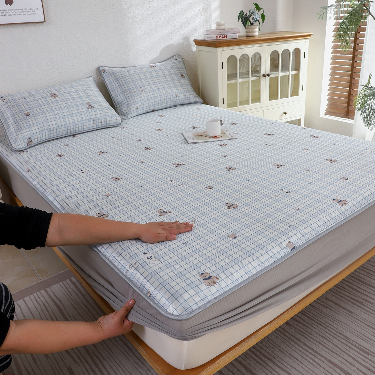 91家纺网 家纺一手货源 找家纺 小萌虎 2026新款碳光冰丝凉席床笠款拍法二 蓝格小熊