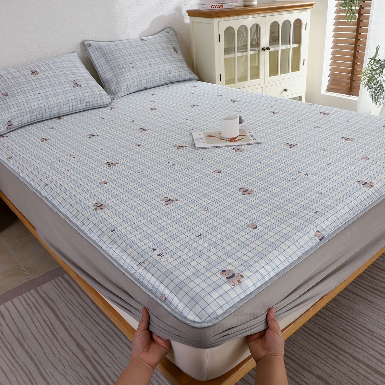 91家纺网 家纺一手货源 找家纺 小萌虎 2026新款碳光冰丝凉席床笠款拍法二 蓝格小熊