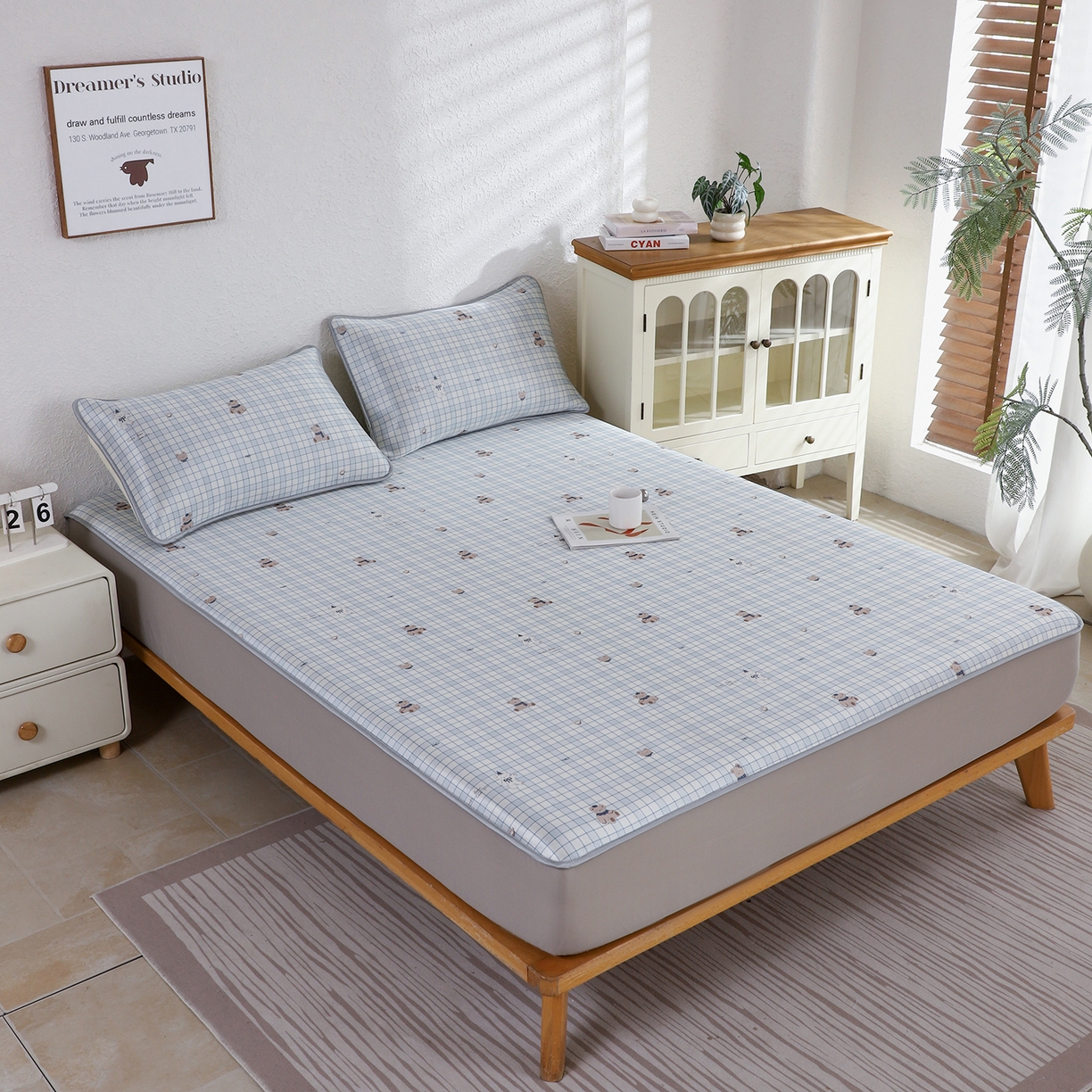 91家纺网 家纺一手货源 找家纺 小萌虎 2026新款碳光冰丝凉席床笠款拍法二 蓝格小熊