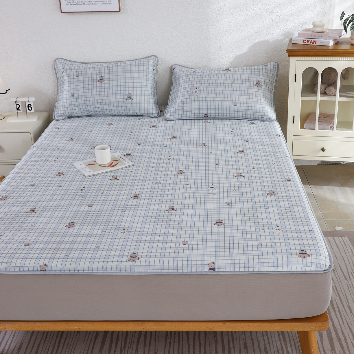 91家纺网 家纺一手货源 找家纺 小萌虎 2026新款碳光冰丝凉席床笠款拍法二 蓝格小熊