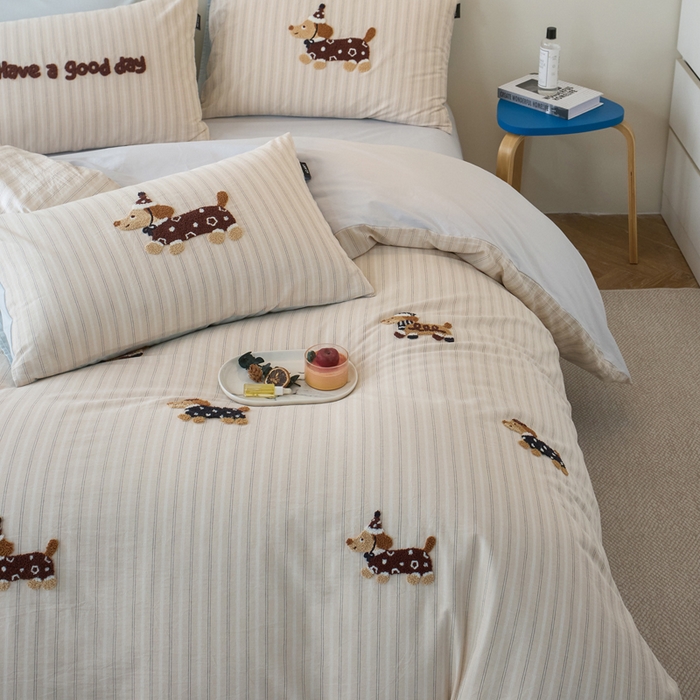 91家纺网 家纺一手货源 找家纺 卡姿家纺 全棉色织水洗棉毛巾绣四件套—小狗约克 小狗约克-卡其条纹