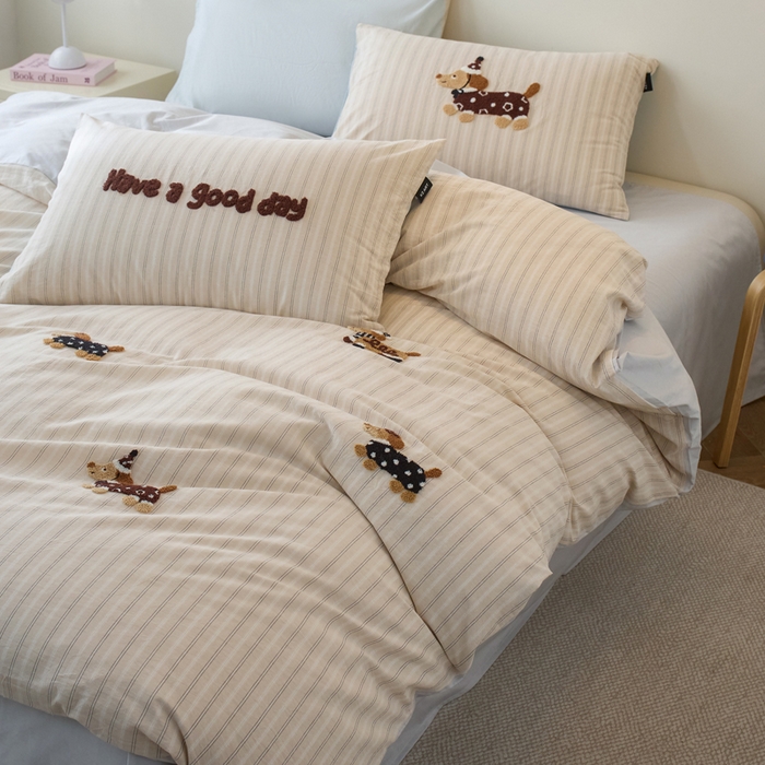 91家纺网 家纺一手货源 找家纺 卡姿家纺 全棉色织水洗棉毛巾绣四件套—小狗约克 小狗约克-卡其条纹