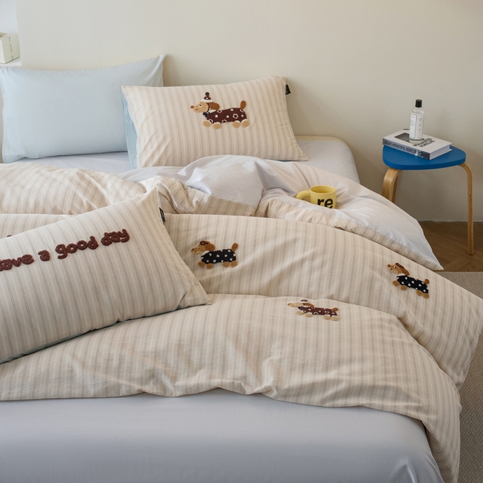 91家纺网 家纺一手货源 找家纺 卡姿家纺 全棉色织水洗棉毛巾绣四件套—小狗约克 小狗约克-卡其条纹