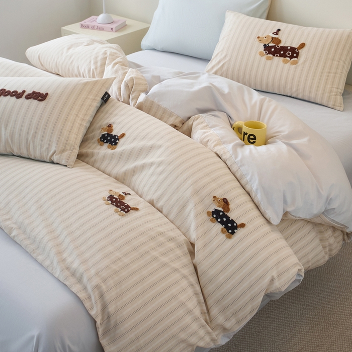 91家纺网 家纺一手货源 找家纺 卡姿家纺 全棉色织水洗棉毛巾绣四件套—小狗约克 小狗约克-卡其条纹