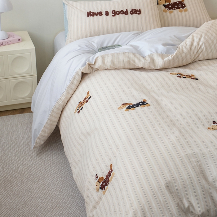 91家纺网 家纺一手货源 找家纺 卡姿家纺 全棉色织水洗棉毛巾绣四件套—小狗约克 小狗约克-卡其条纹