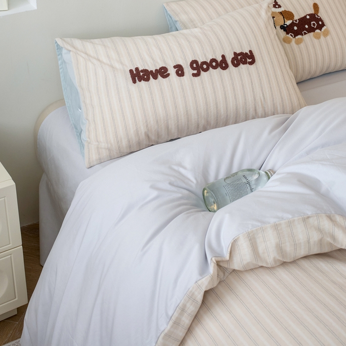 91家纺网 家纺一手货源 找家纺 卡姿家纺 全棉色织水洗棉毛巾绣四件套—小狗约克 小狗约克-卡其条纹