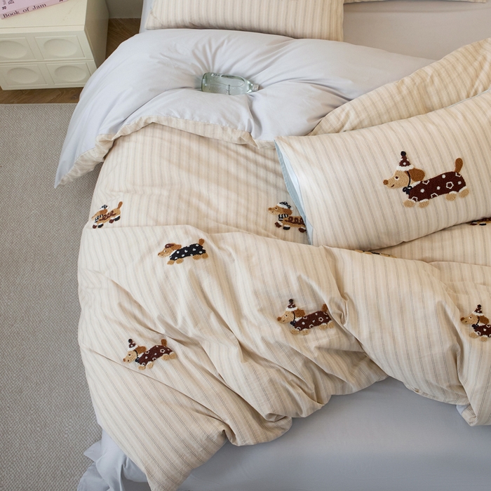 91家纺网 家纺一手货源 找家纺 卡姿家纺 全棉色织水洗棉毛巾绣四件套—小狗约克 小狗约克-卡其条纹