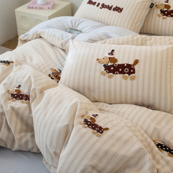 91家纺网 家纺一手货源 找家纺 卡姿家纺 全棉色织水洗棉毛巾绣四件套—小狗约克 小狗约克-卡其条纹