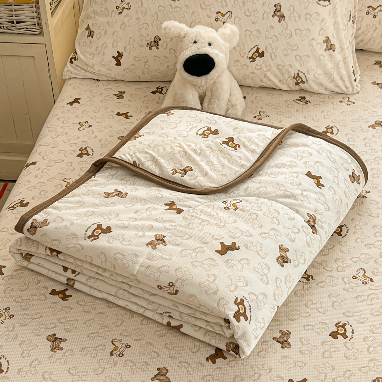 91家纺网 家纺一手货源 找家纺 希诺家居 2026新款冰肤格凉感夏被夏凉被空调被床笠四件套小冰格空调被 复古小马