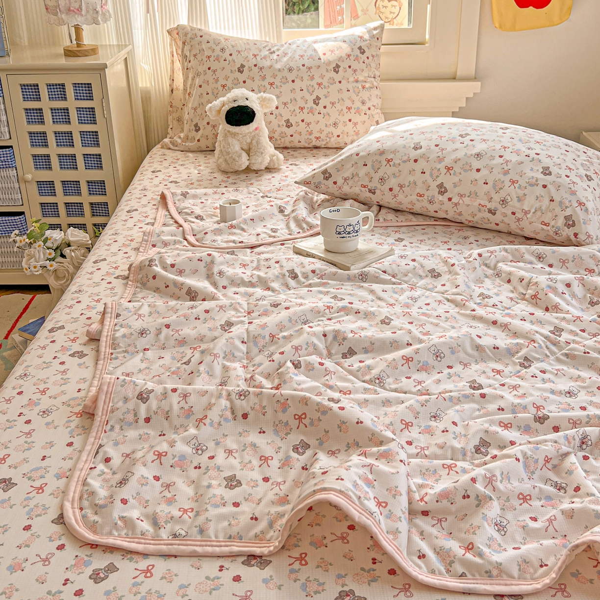 91家纺网 家纺一手货源 找家纺 希诺家居 2026新款冰肤格凉感夏被夏凉被空调被床笠四件套小冰格空调被 春日花园熊