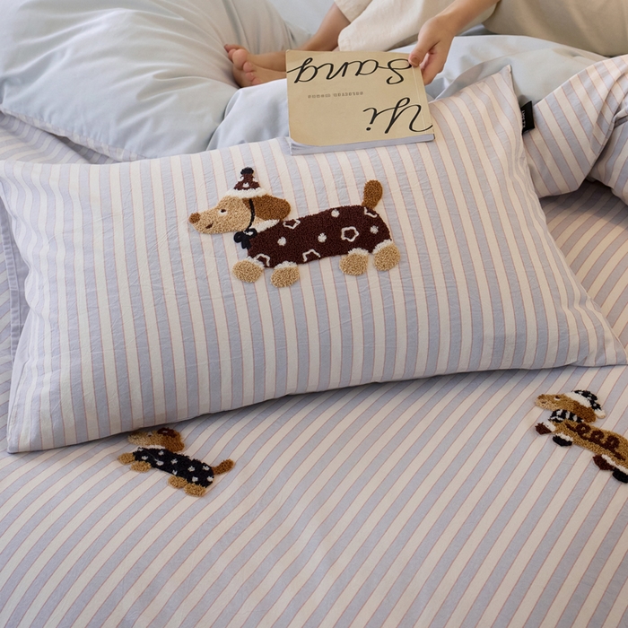 91家纺网 家纺一手货源 找家纺 卡姿家纺 全棉色织水洗棉毛巾绣四件套—小狗约克 小狗约克-紫细条纹